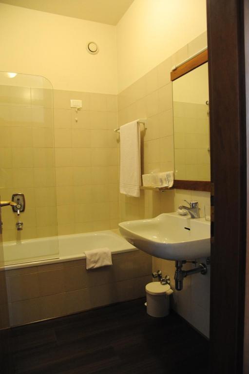 Albergo Al Sole Mezzolombardo Ruang foto